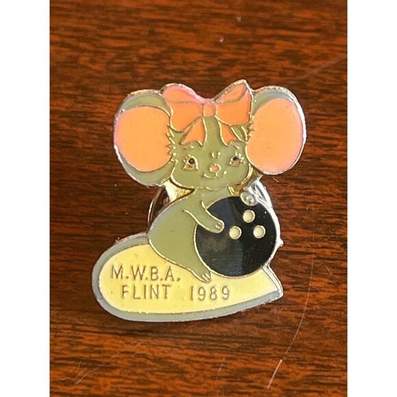Vintage 1989 Lapel Hat Pin Pinback MWBA Bowling Flint MI Anthropomorphic Mouse - Picture 2 of 4